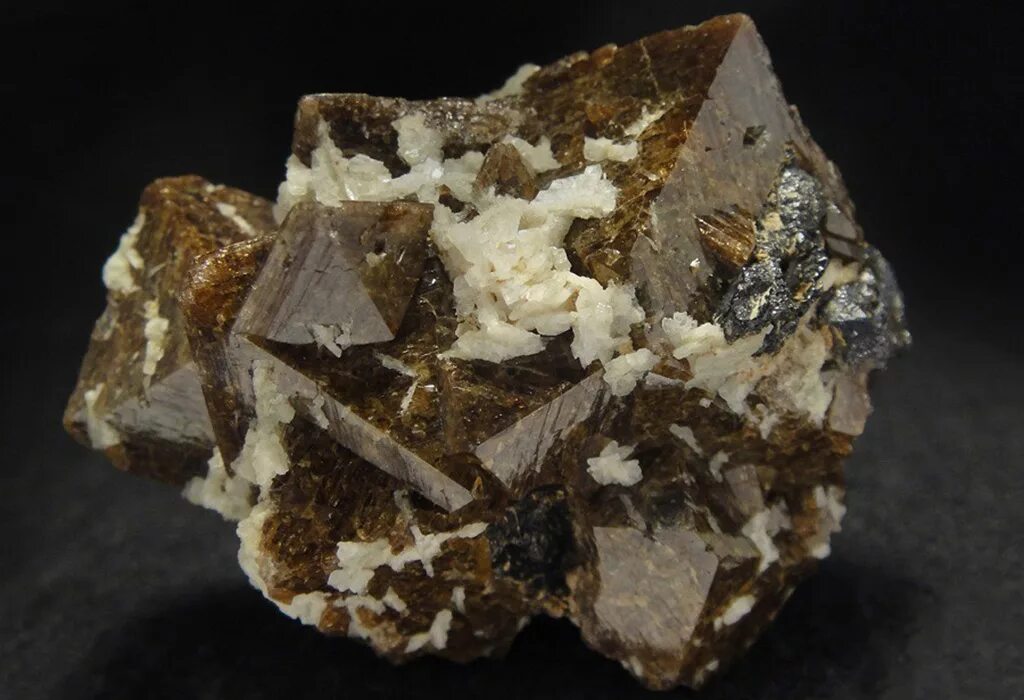 Циркон zrsio4. Кристалл циркона. Циркон zrsio4. Циркон минерал. Циркон малакон.