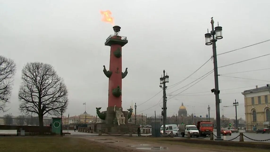 Расстрельная колонна в петербурге. Стрелка васильевского острова ростральные колонны. факелы на ростральных колоннах. южная ростральная колонна.