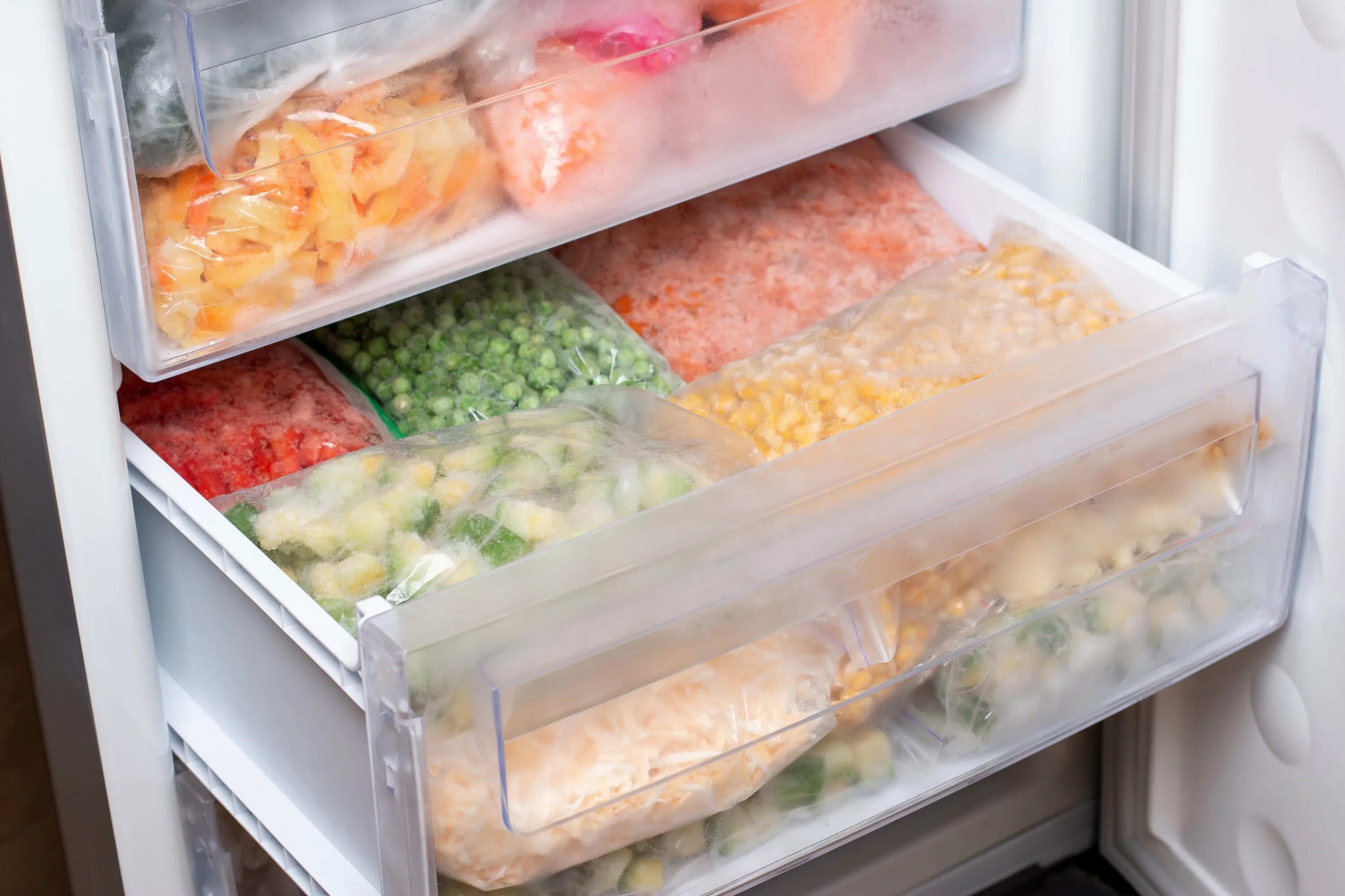 Холодильник заморозка. Замороженные продукты. Замороженные овощи в холодильнике. Мороженое в холодильнике.