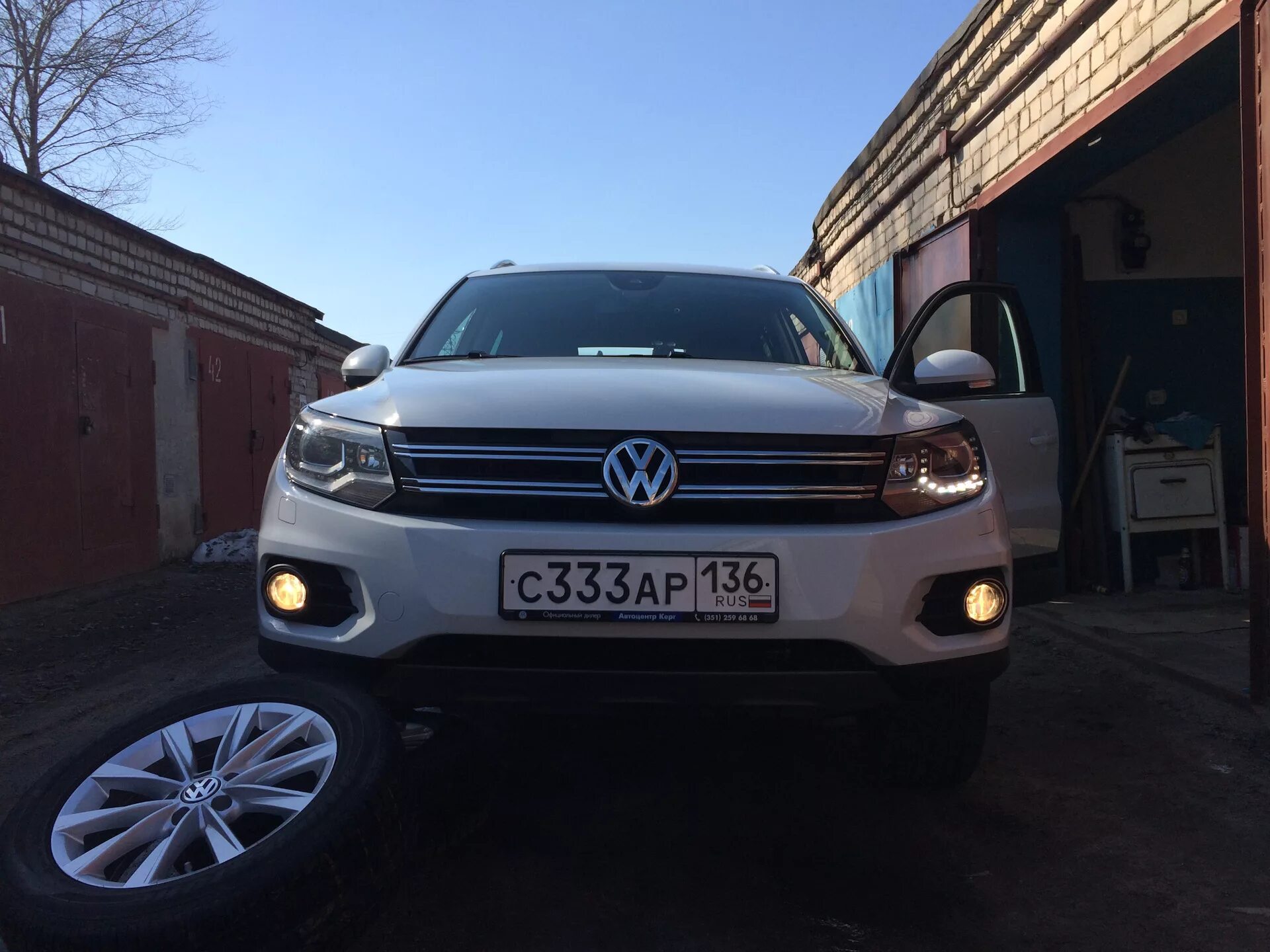 Фара тигуан 2014. ПТФ Тигуан 1. ПТФ Tiguan 2012. Противотуманки Тигуан 1 рест 2014. ПТФ Тигуан 2014.