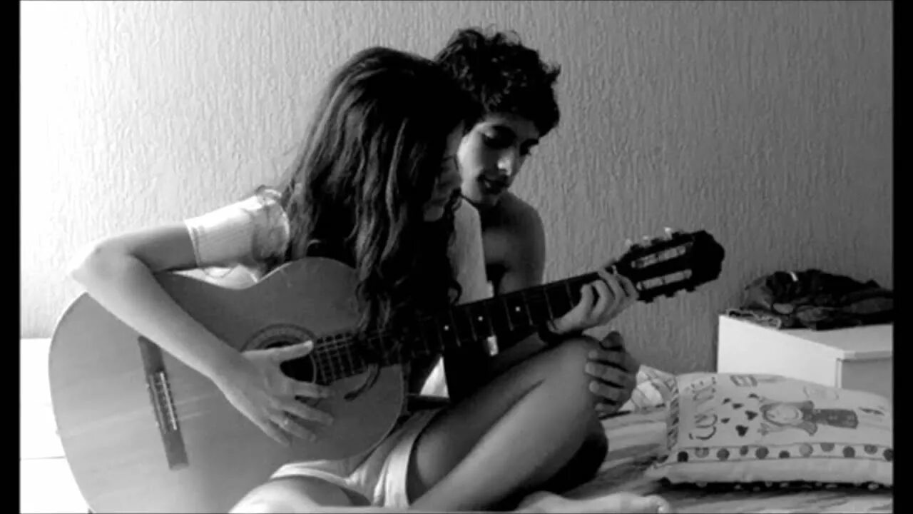 Девушка с гитарой. Парень с гитарой и девушка. Девушка гитарист. Парень гитарист и девушка. Boy girl amateur