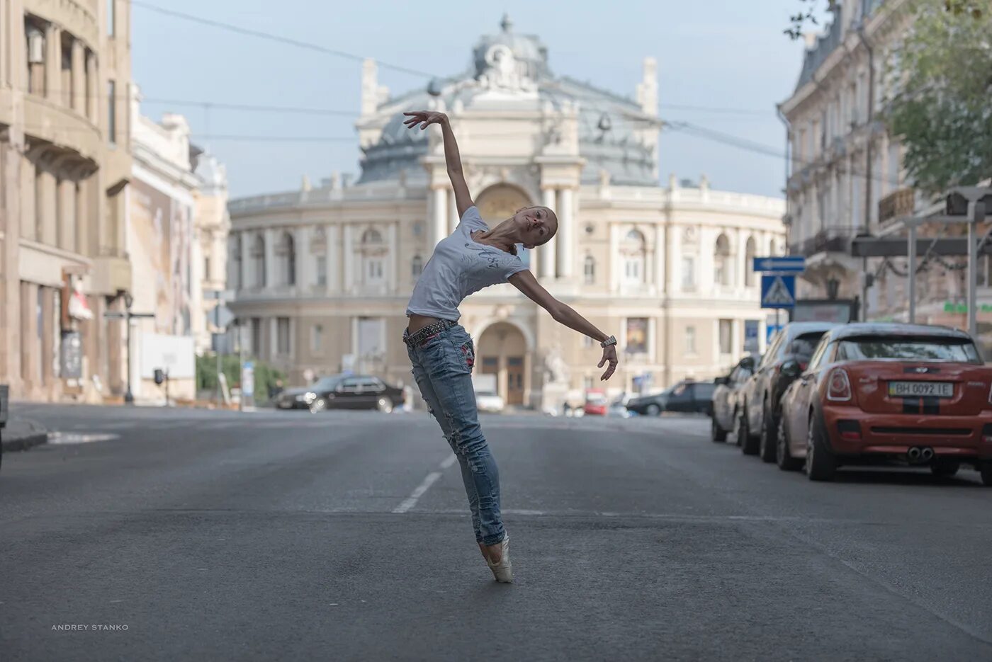 Песни танцы на улице. Девушка танцует на дороге. Танцы на улице. Балет на улицах города.