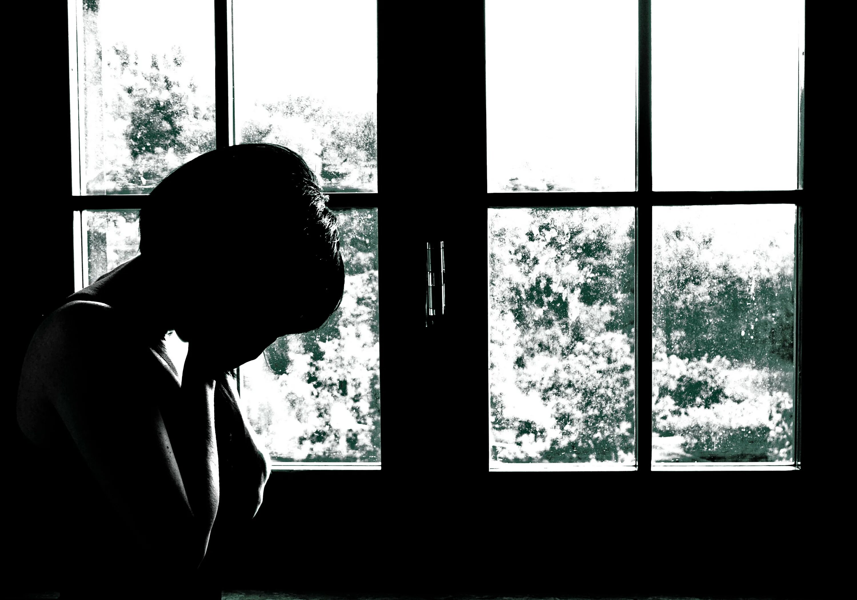 Человек на фоне окна. Человек у окна. Окно вечер. Силуэт в окне. Одиночество женщины.