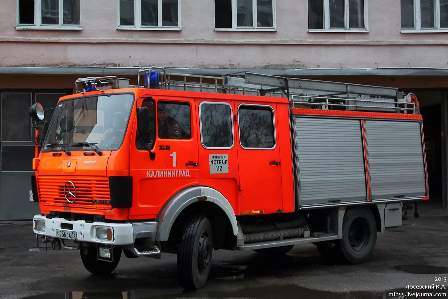 2 пожарки. 5 Пожарная часть Калининград. Пожарная машина Калининград. Калининградский пожарные автомобили. Пожарная часть 1 Калининград.