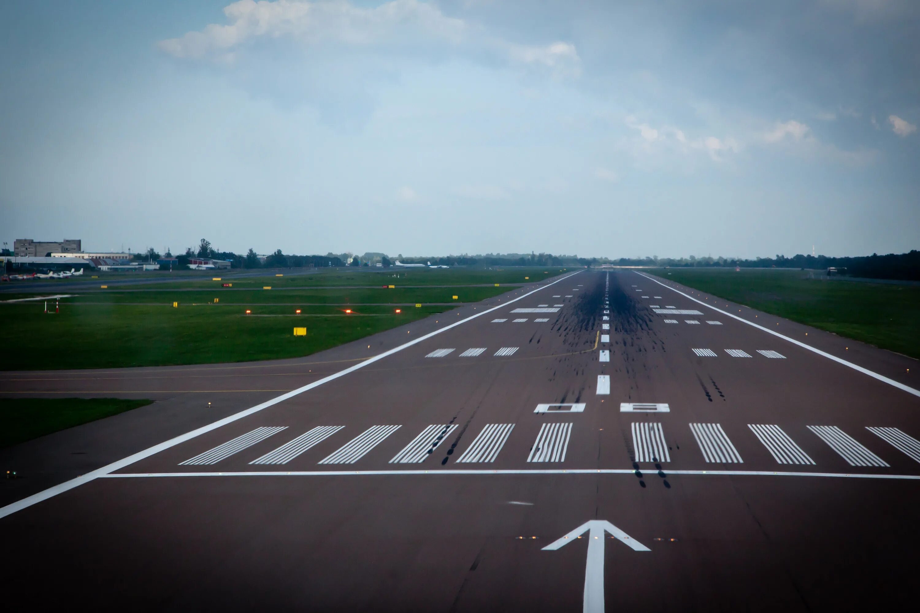 Airport road. Взлётно посадочная полоса Домодедово. РАНВЭЙ Runway. Таллин Юлемисте аэропорт. Германия ВПП 08r.