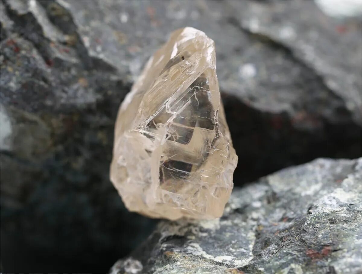Алмаз неограненный камень. Алмаз в природе неограненный. Алмаз Якутии Кимберлит. Алмаз минерал необработанный.