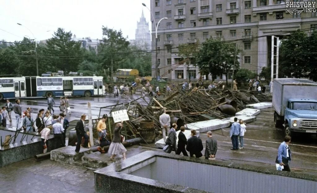 Москва 1991. Баррикады в москве 1991. августовский путч 1991 баррикады. москва 1991 год путч. 1991 год баррикады в москве.