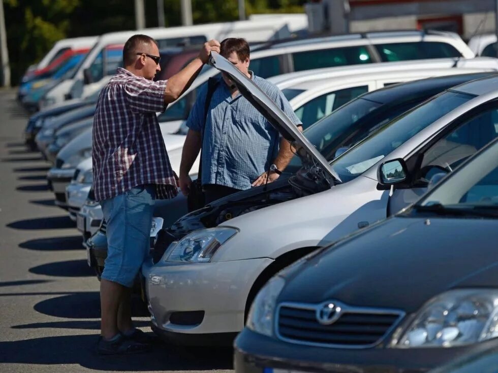 People used car in the. Перекупщик авто. Перекуп машин. Выбор подержанного авто. Покупатель машины.