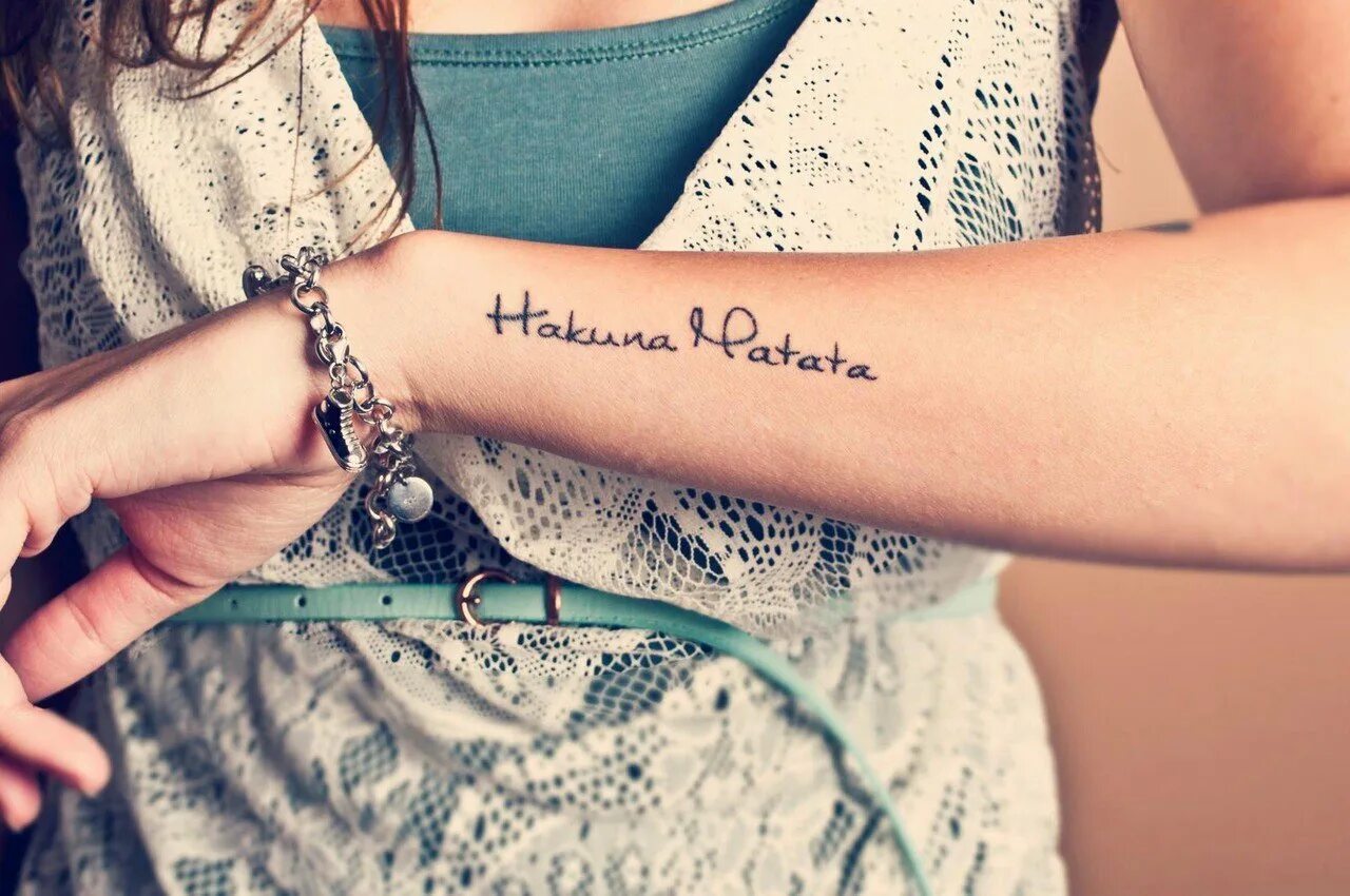 Я хочу на руки на английском. Тату надписи. Татуировки для девушек. Тату надписи для девушек. Тату надпись на руке.