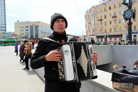 На гармошке у прохожих на виду