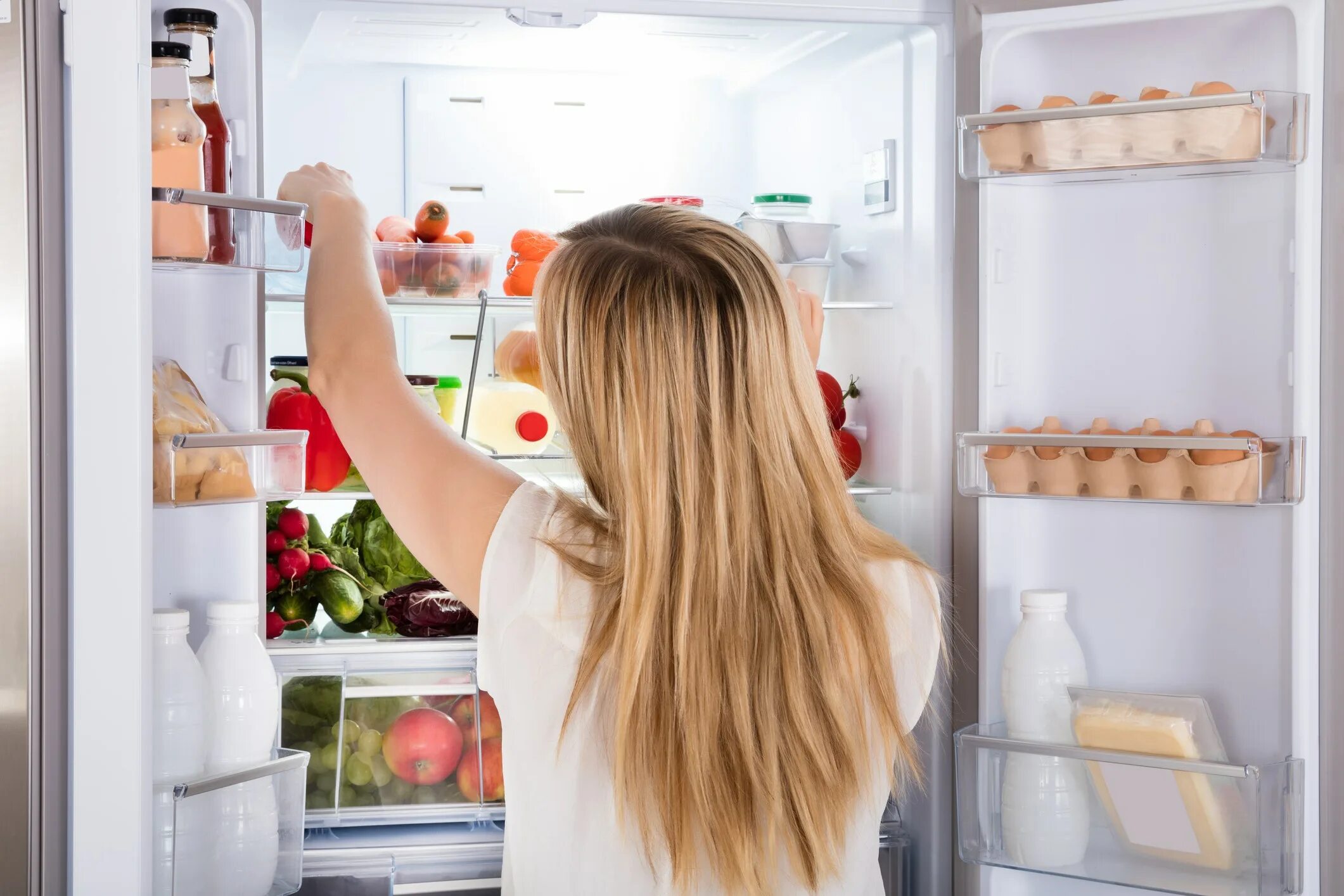 Сколько можно держать открытым холодильник. Девушка у холодильника. Открытый холодильник. Возле холодильника. Девушка возле холодильника.