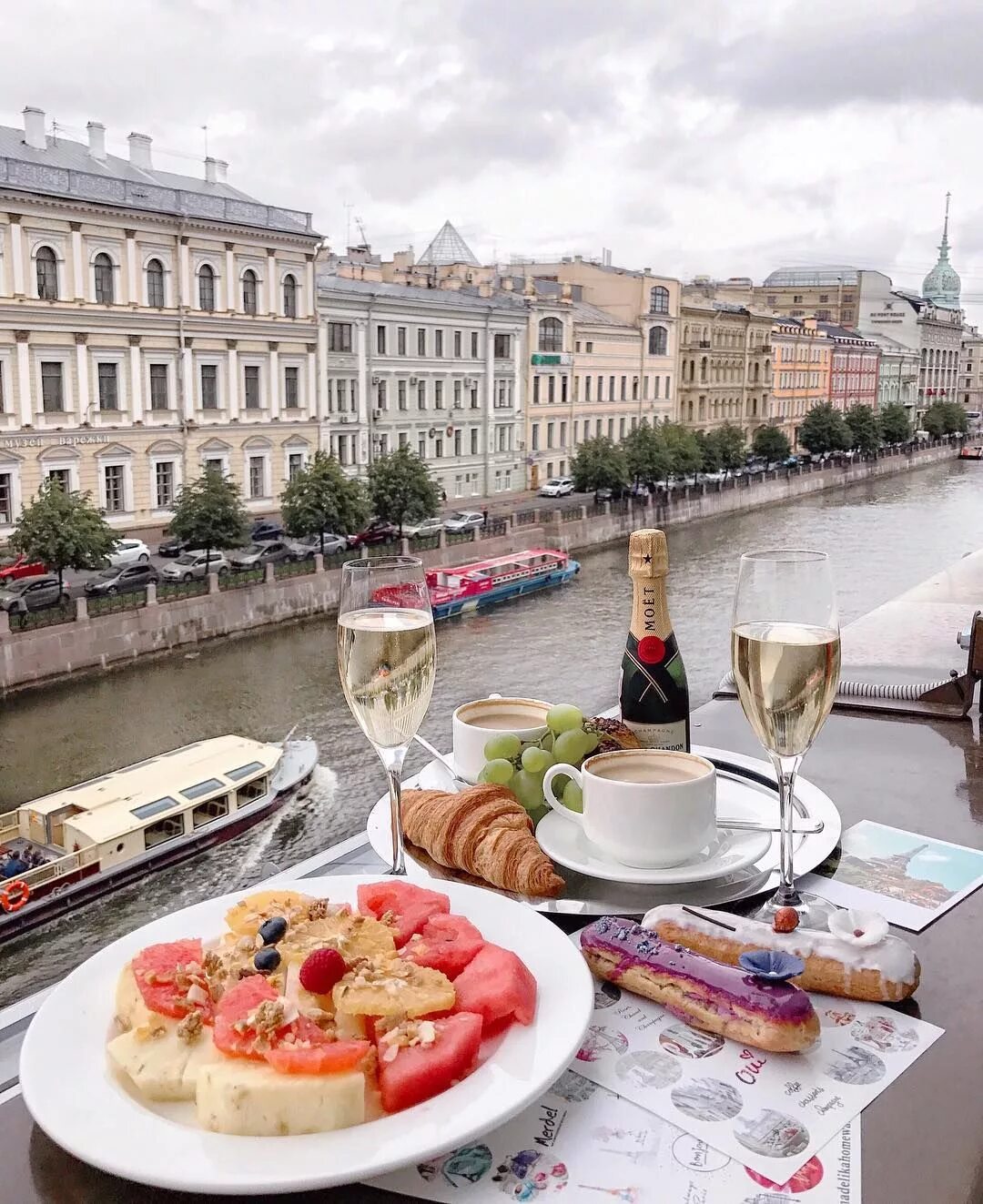 Красивый завтрак. Завтрак в Петербурге. Доброе утро Питер. Красивый завтрак с видом.