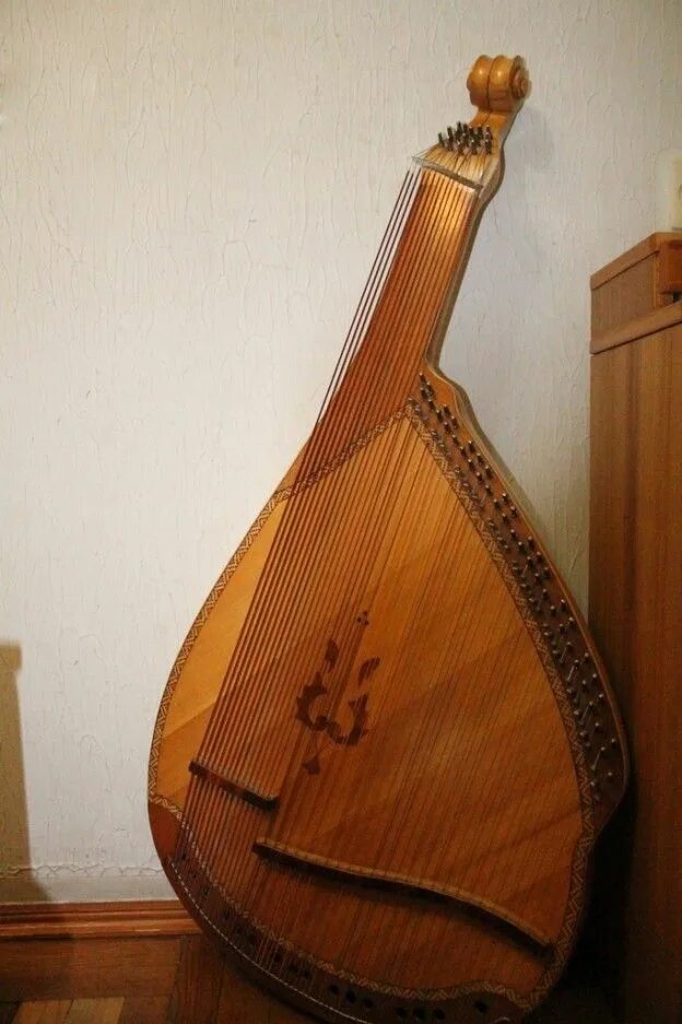 Национальный музыкальный инструмент украины кобза. Украинские музыкальные инструменты кобза. Торбан струнный музыкальный инструмент. Украинские музыкальные инструменты кобза. Кобза.