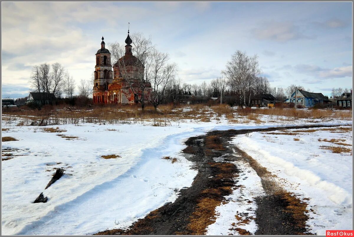 Былая русь. Былая Русь не в те ли годы. А на горе какая грусть лежат развалины собора. С моста идет дорога в гору. С моста идет дорога в гору а на горе лежат развалины собора.