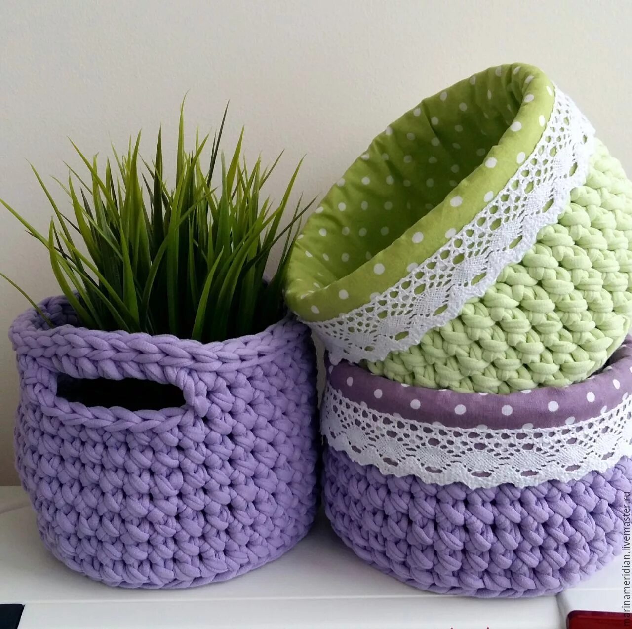 вязание крючком корзинки. вязание из трикотажной пряжи крючком мастер класс. корзинки из трикотажной пряжи. вещи из трикотажной пряжи. коврик крючком.