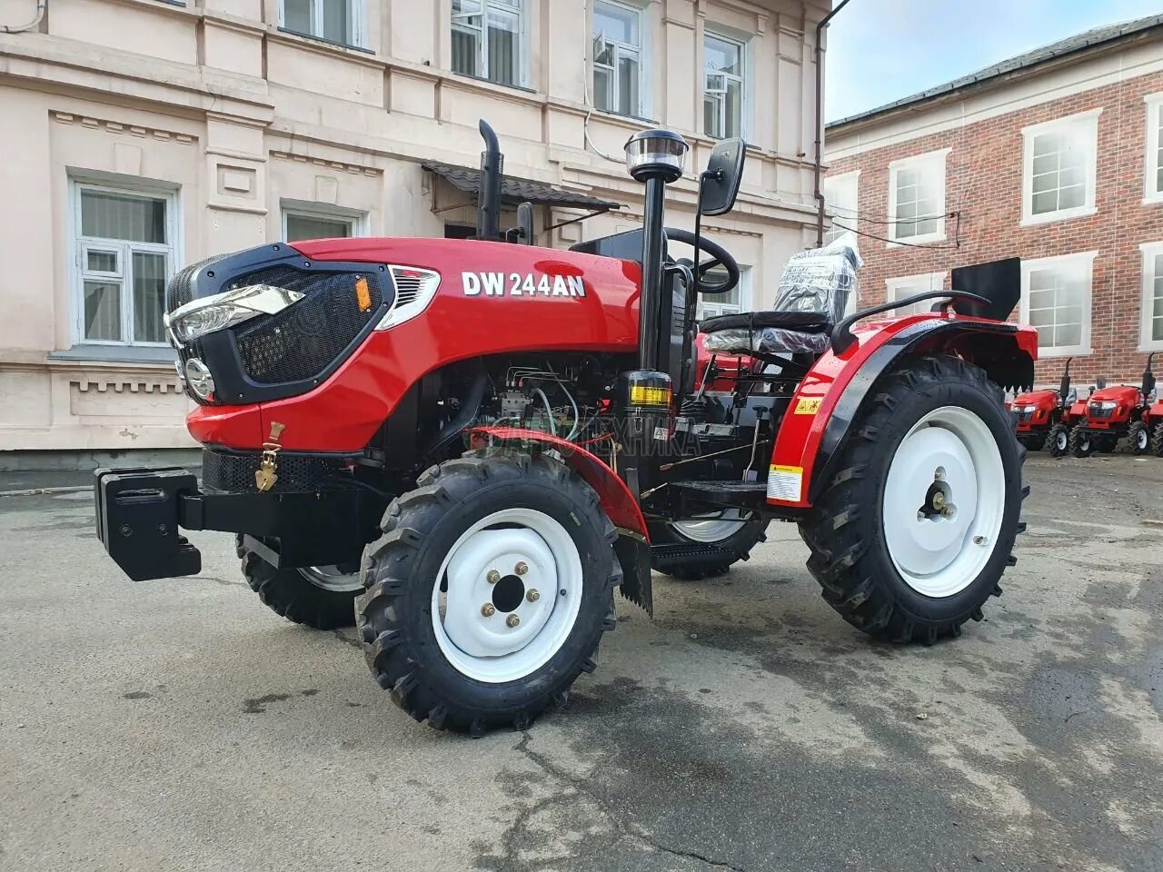 Мини трактор 244. Трактор дв 244. Новый итальянский минитрактор 2020 фотографии.
