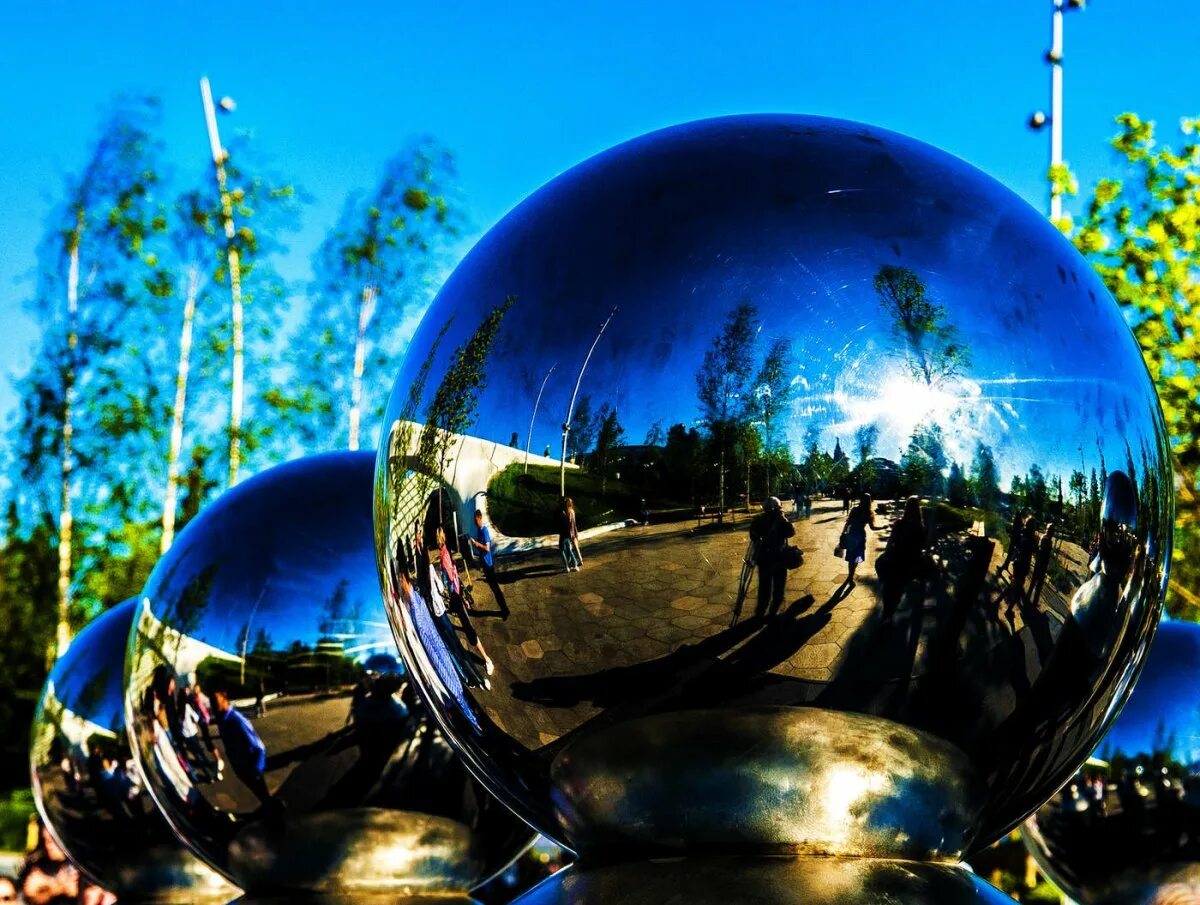 Метавселенная. Стеклянный шар в руке. Хрустальный шар в руках. Фрактал сфера. Красивая планета сфера.