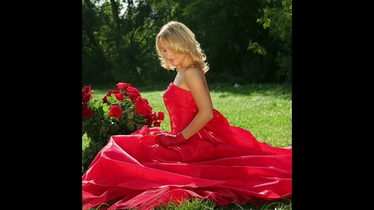 Платья на счастье надела. Женщина в цветах в Красном. Платье из счастья. Женщина и платье из счастья. Девушки в платьях из счастья.