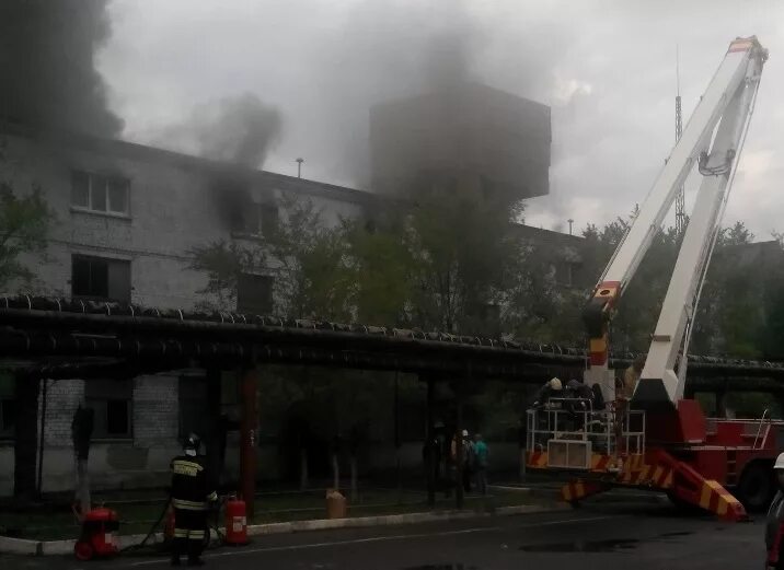 Пожар на заводе. Пожар Волгоградской завод. Пожар Шкирятова. Алюминиевый завод Волгоград горит.