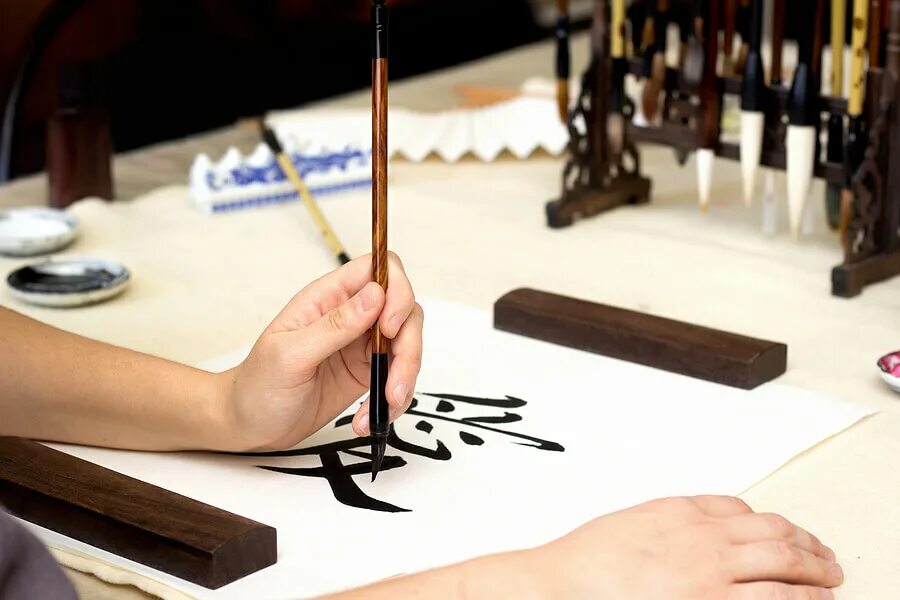 Мастер каллиграфии. Китайская каллиграфия ручкой. Китайская каллиграфия мастер класс Москва. Мастер каллиграфии китайской Линьпин.