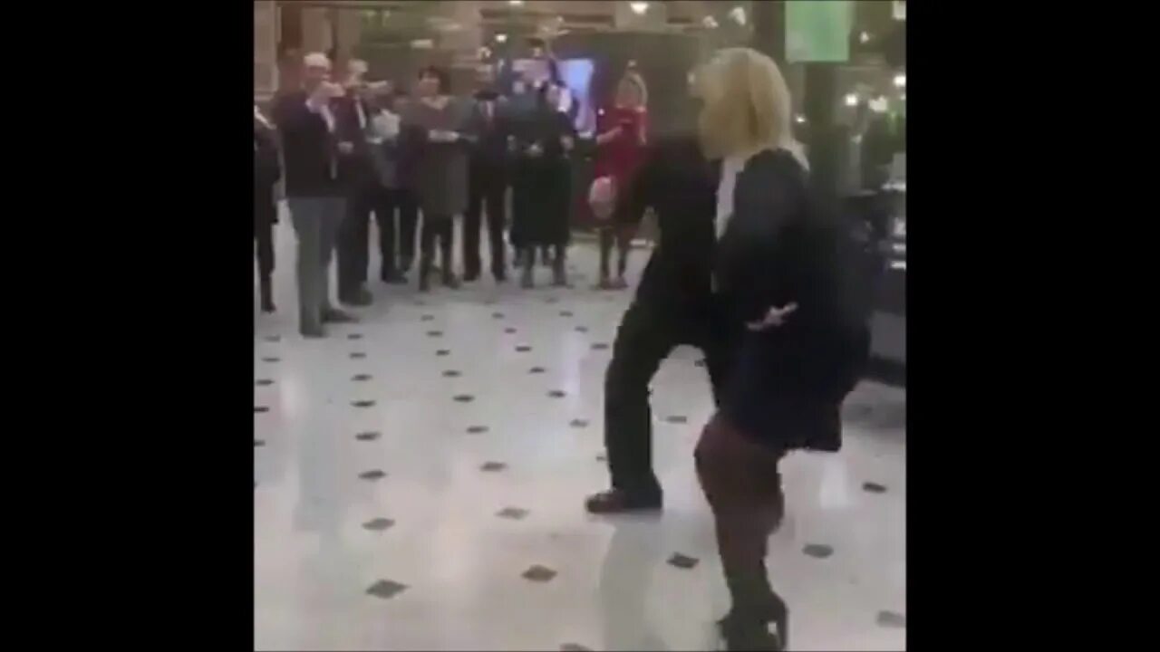 Парень в розовом платье в грозном. Пришла станцевала. Шуточный танец. Женщина на корпоративн. Пришла станцевала.