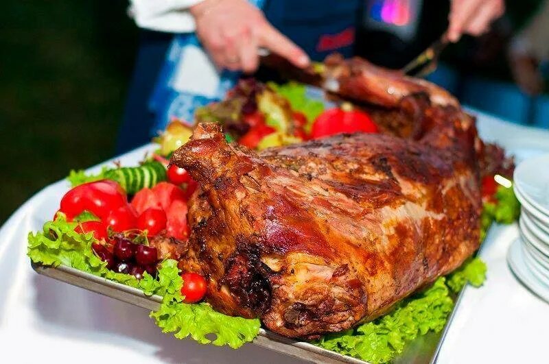 Нога ягненка запеченная в духовке. Баранья нога запеченная в духовке. Тандури баранина. Баранья нога запеченная в тандыре. Баранья нога в тандыре.
