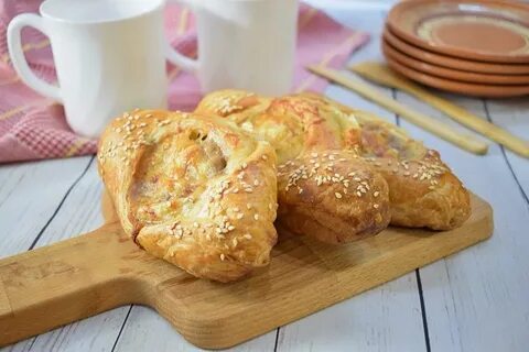 Выпечка из слоеного теста с мясом