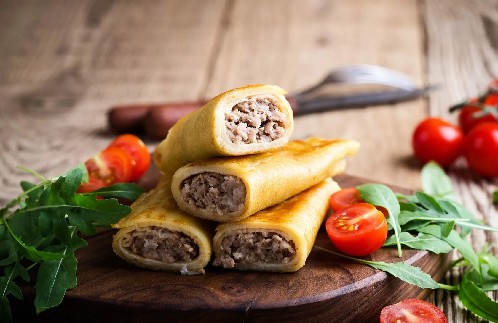 Блинчики с куриным фаршем. Блины с говяжьим фаршем. блинчики с индейкой. блины с начинкой из фарша.