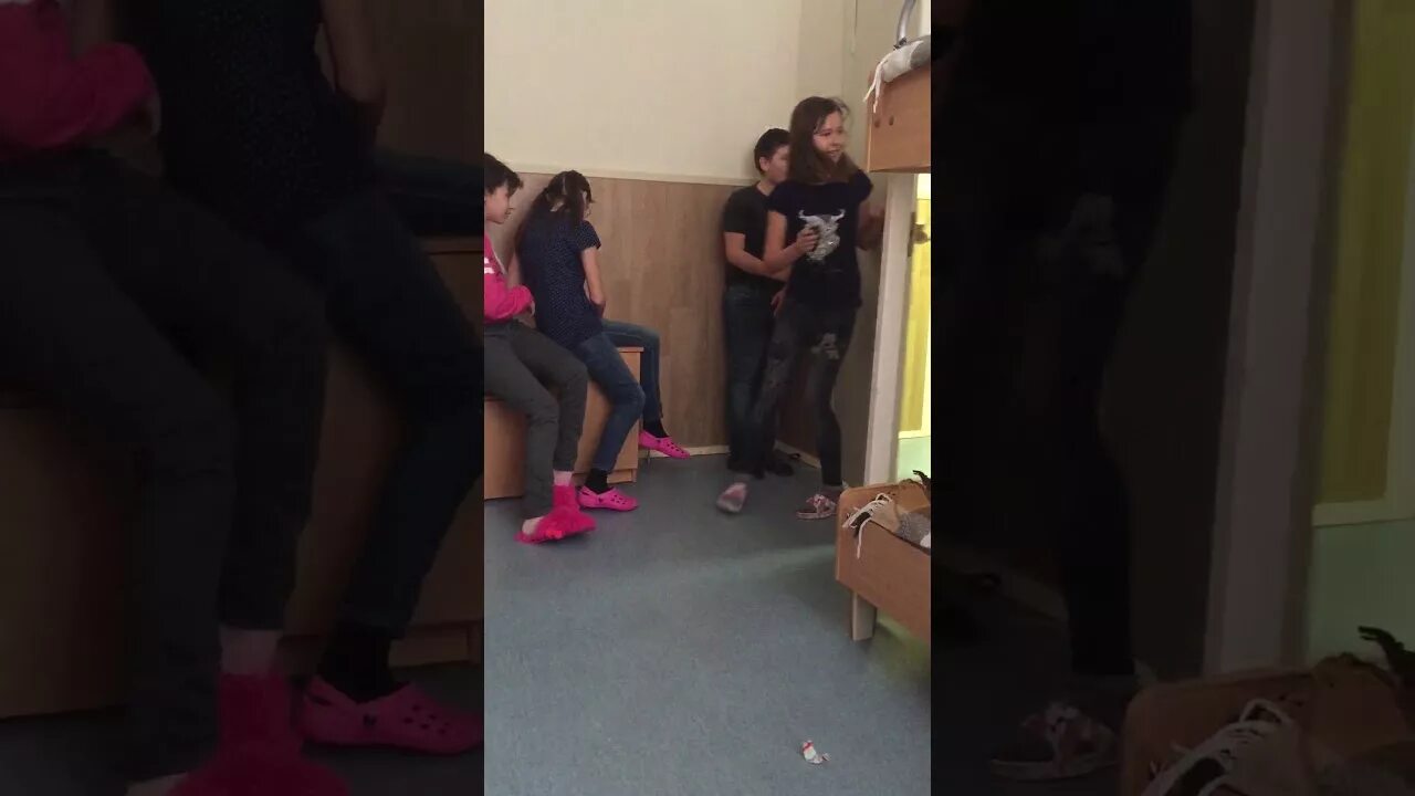 Парня в женском унижают