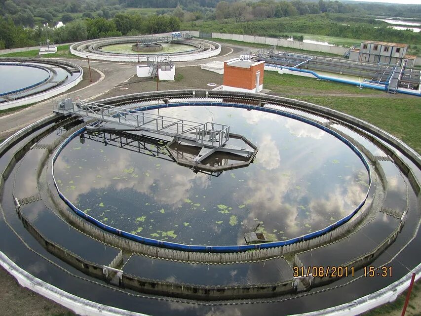 Отстойник это. Очистные сооружения белорецк. Курьяновские очистные сооружения крытые отстойник. Вторичные отстойники (илососы, илоскребы);. Отстойники на очистных сооружениях.