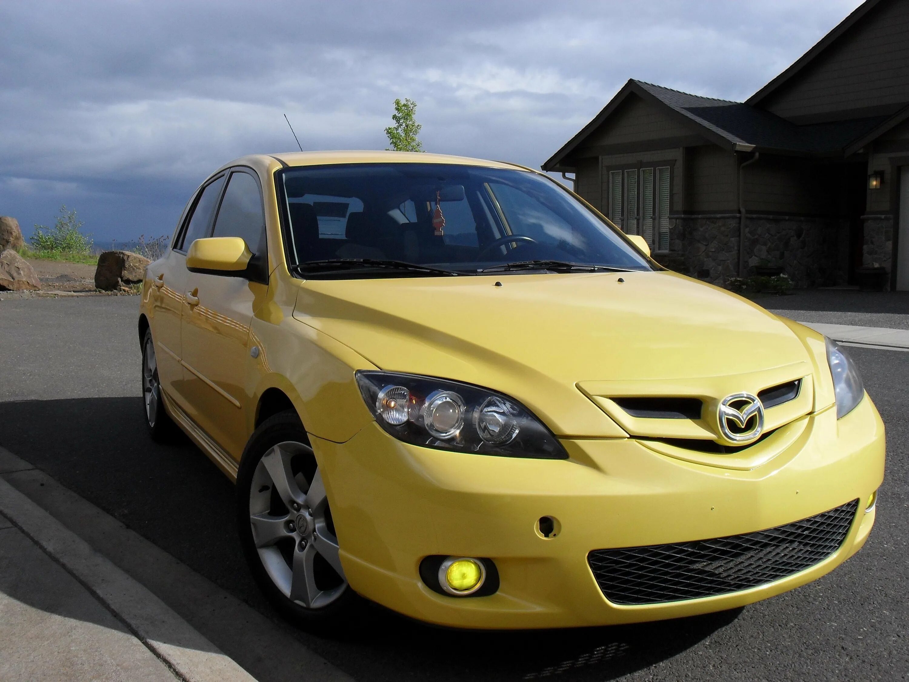 Мазда 3 желтая. Mazda 3 хэтчбек желтая. Мазда 3 2004 седан желтый. Мазда 3 2007 желтая седан. Mazda желтая