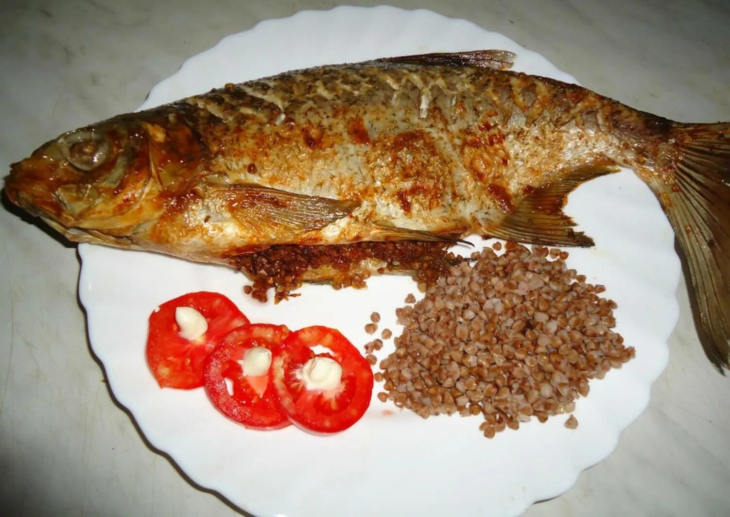 Лещ фаршированная капустой. Гречка с рыбой. Лещ запеченный с овощами. Фаршированный лещ. Фаршированный лещ.