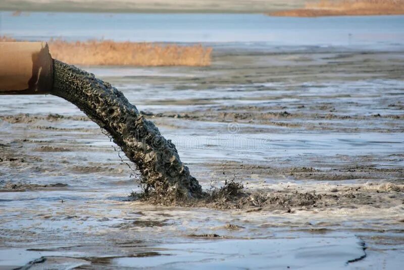 Стой грязная вода. Грязная вода. Грязная вода из трубы. Загрязнение воды трубами. Згрезния вода.