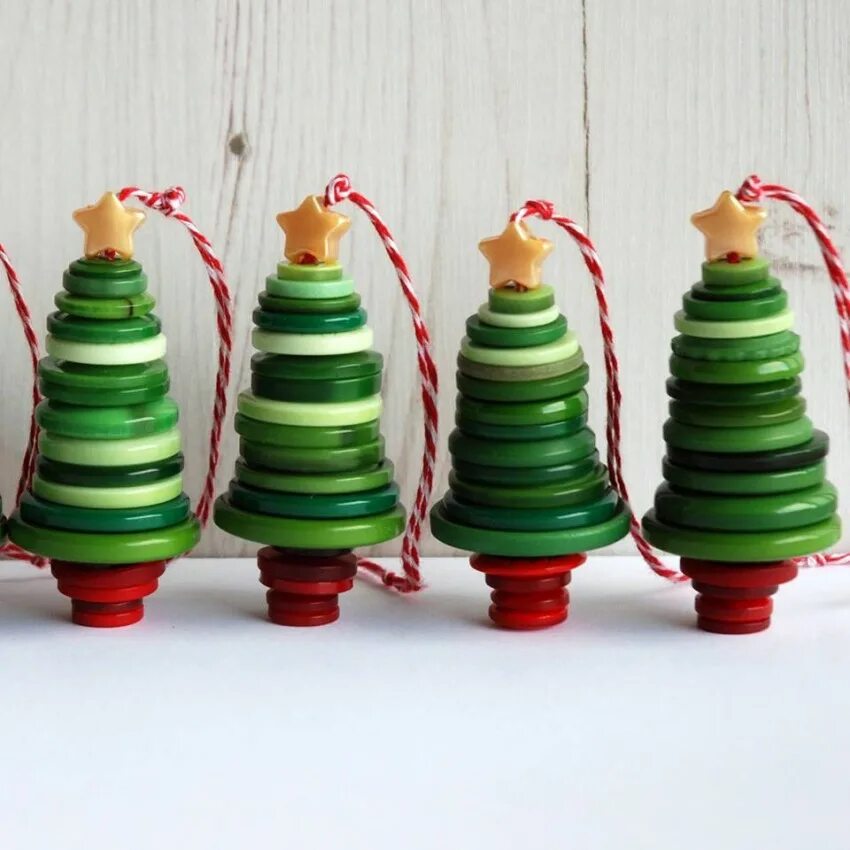 елочные украшения из отходов. елочные игрушки из отходов. елочная игрушка из вторсырья. игрушка из вторичного сырья. елка из вторичных материалов.