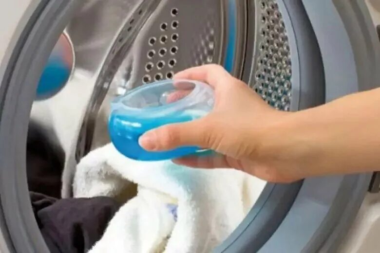 Вещи для стирки. Ёмкость для геля в стиральную машину. Контейнер для жидкого порошка в стиральную. Отбеливание вещей. Стиральная машинка с бельем.