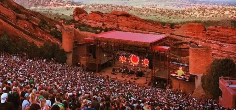 Форум ред рок. Амфитеатр Red Rocks. Red Rocks Amphitheatre Morrison. Red Rock концертная площадка. Город ред рок США.