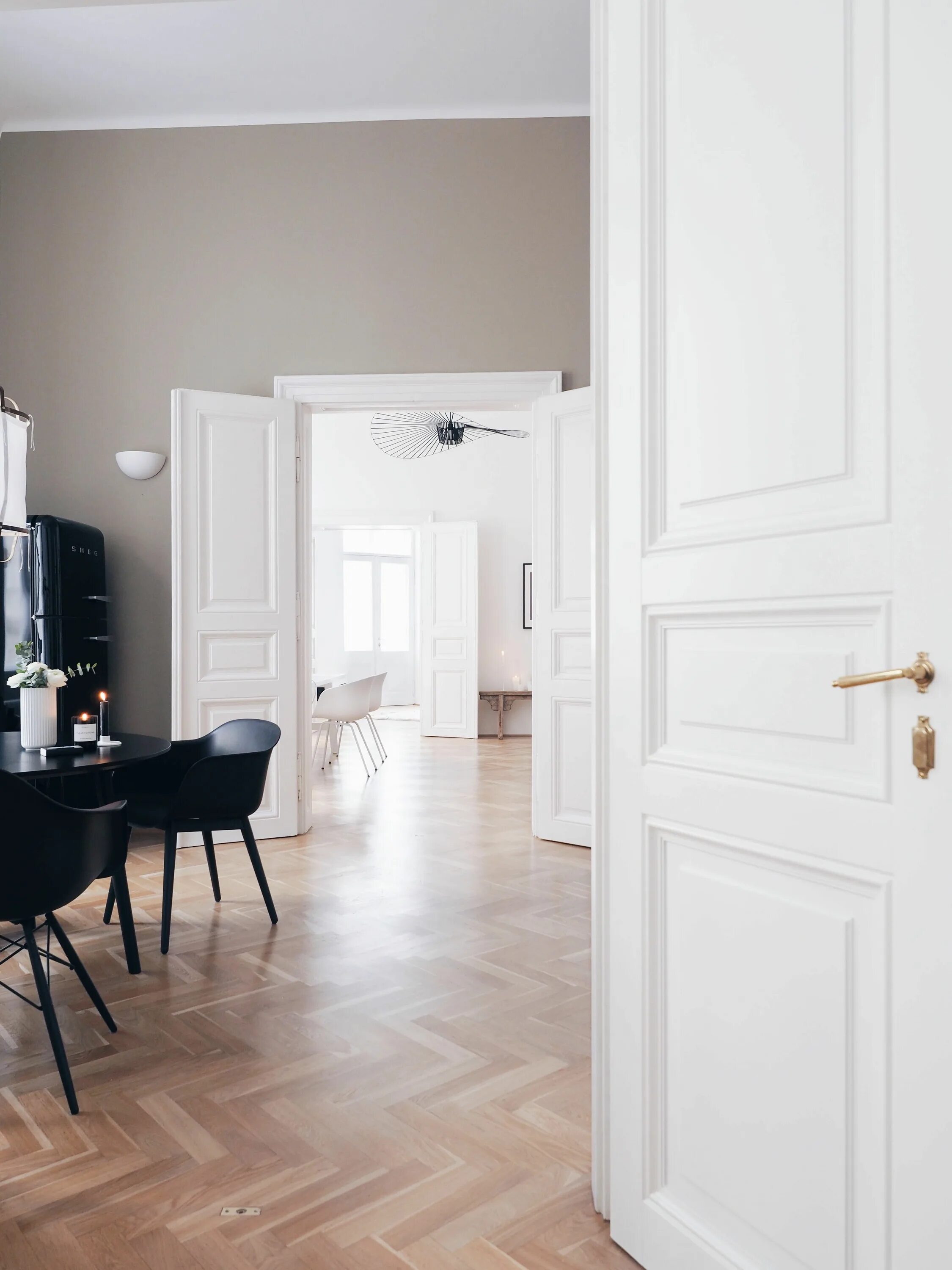 Волховец неоклассика галант. Серые стены белые двери. Серые стены белые плинтуса и двери. Серые двери в интерьере. Серые стены белые двери.