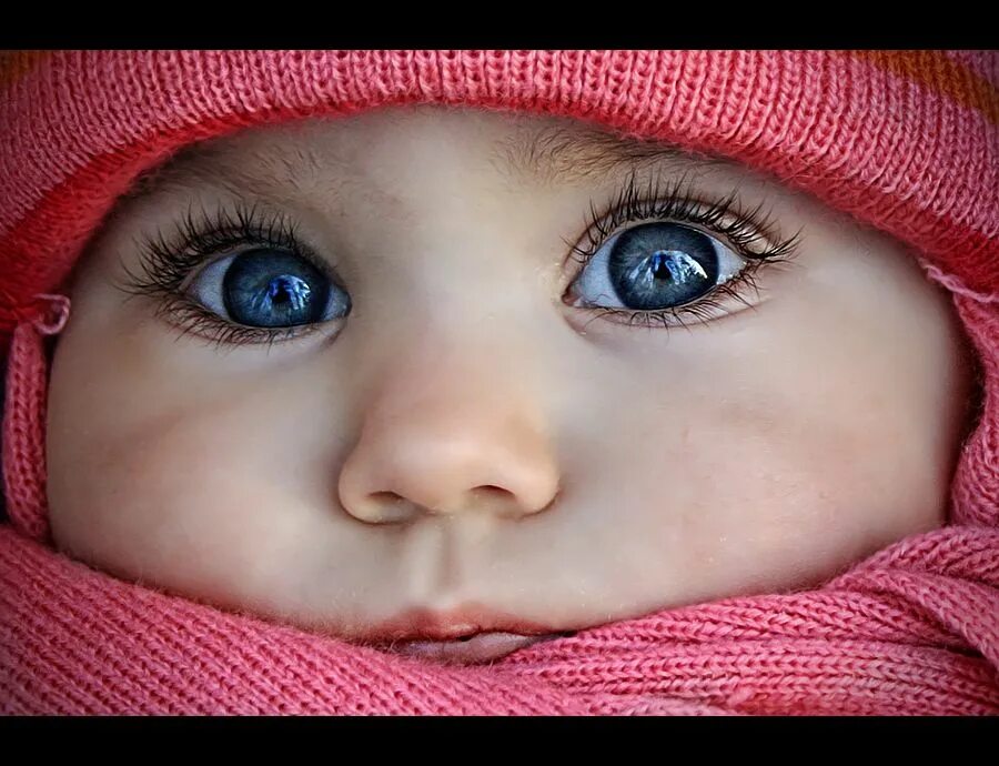Блестящие глаза у ребенка. Блестящие глаза у ребенка. Глаза ребенка на уровне стола. Детские глаза. Бинокулярная ретинобластома.