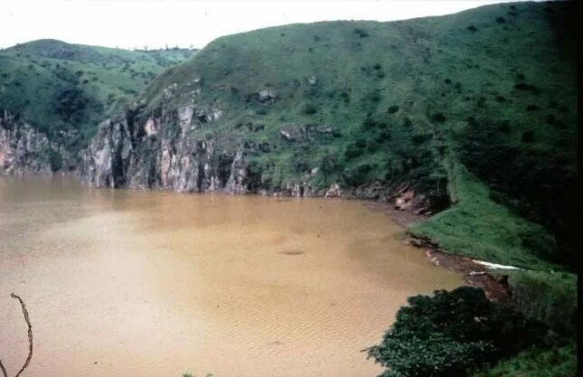 Озеро киву взрыв. Взорванное озеро. Катастрофа на озере ниос. Взрыв дамбы. Взорванное озеро.