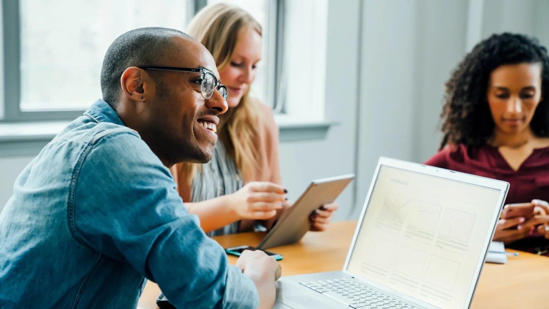 People with want a better job. Assessor. 2d learning from experienced professionals. uk employers. people are using their technologies.