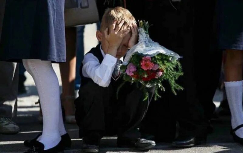 Плачущий ребенок в школе. Школьники 1 сентября. Школьники на линейке. Плачу 1 сентября. Плачу 1 сентября.