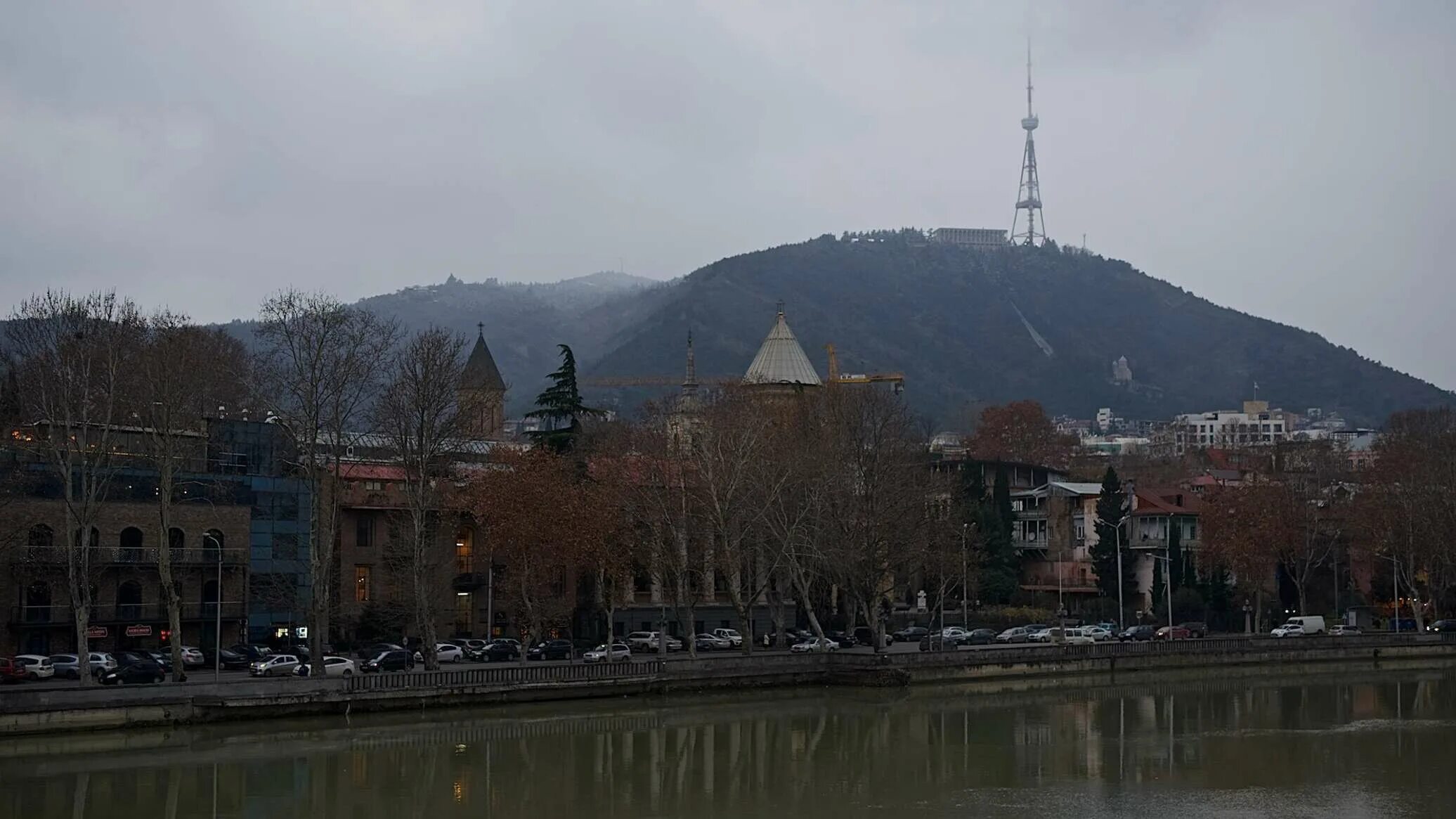 Погода в грузии на 10 дней. Тбилиси в ноябре. Хашури Грузия климат зимой. Пасмурный Тбилиси. Грузия в ноябре фото.