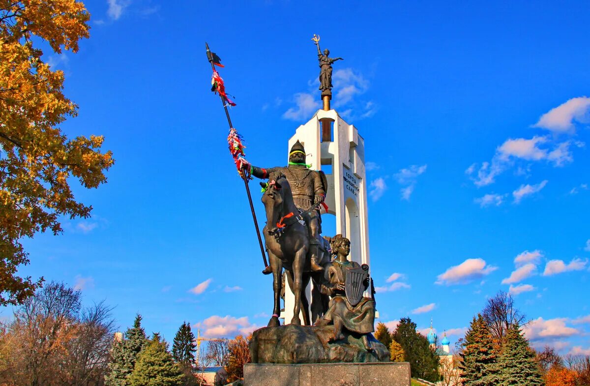 Ооо города брянска. Памятник Пересвету Покровская гора Брянск. Памятник Александру Пересвету в Брянске. Мемориальный комплекс "Покровская гора". Пересвет Брянск памятник.