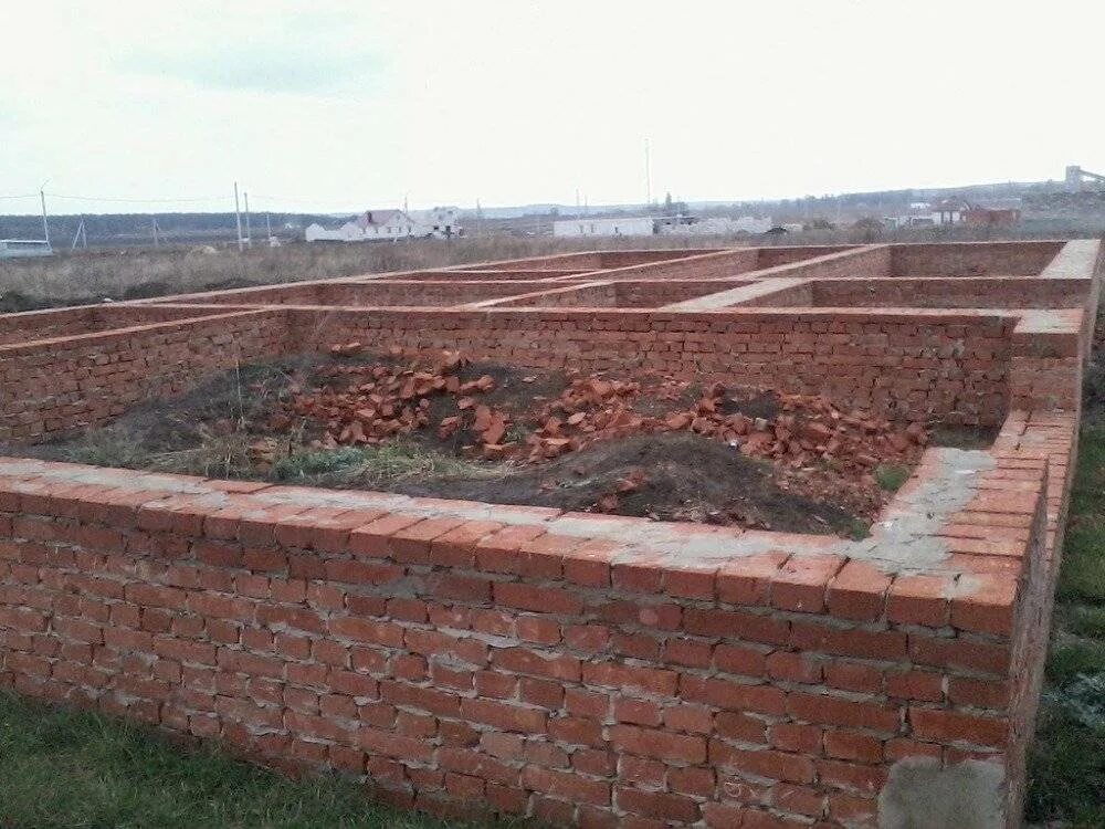 Фундамент из кирпича. Кладка фундамента. кирпичный фундамент. цоколь из кирпича.