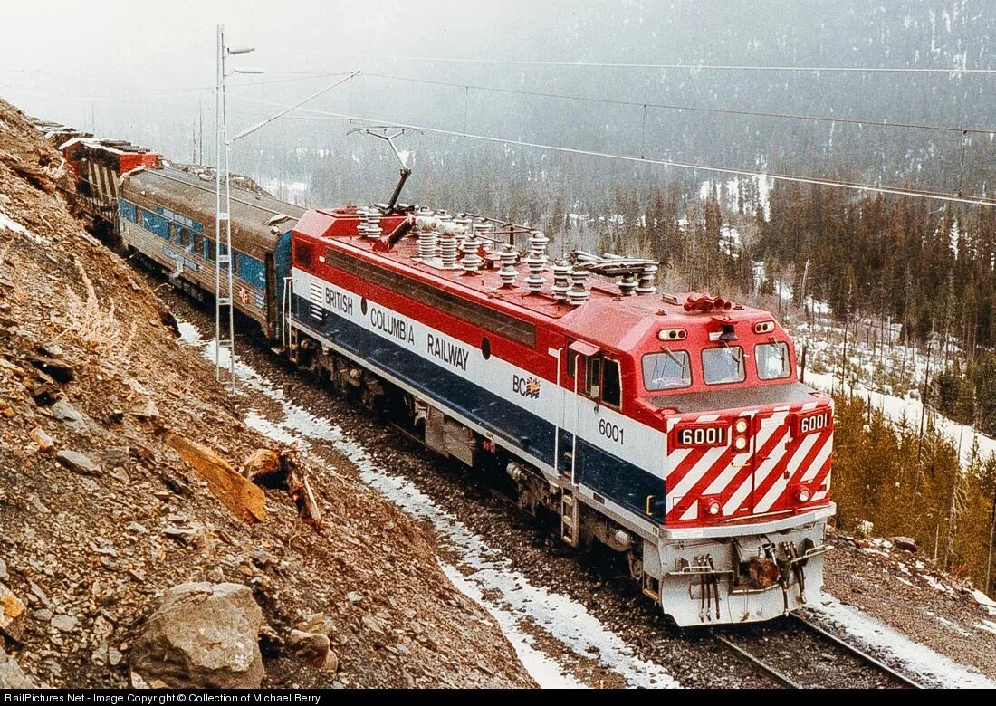 Сколько ездят поезда. EMD gf6c. Железная дорога в Канаде электровоз. Электрификация железных дорог США. Локомотив поезда Канада.