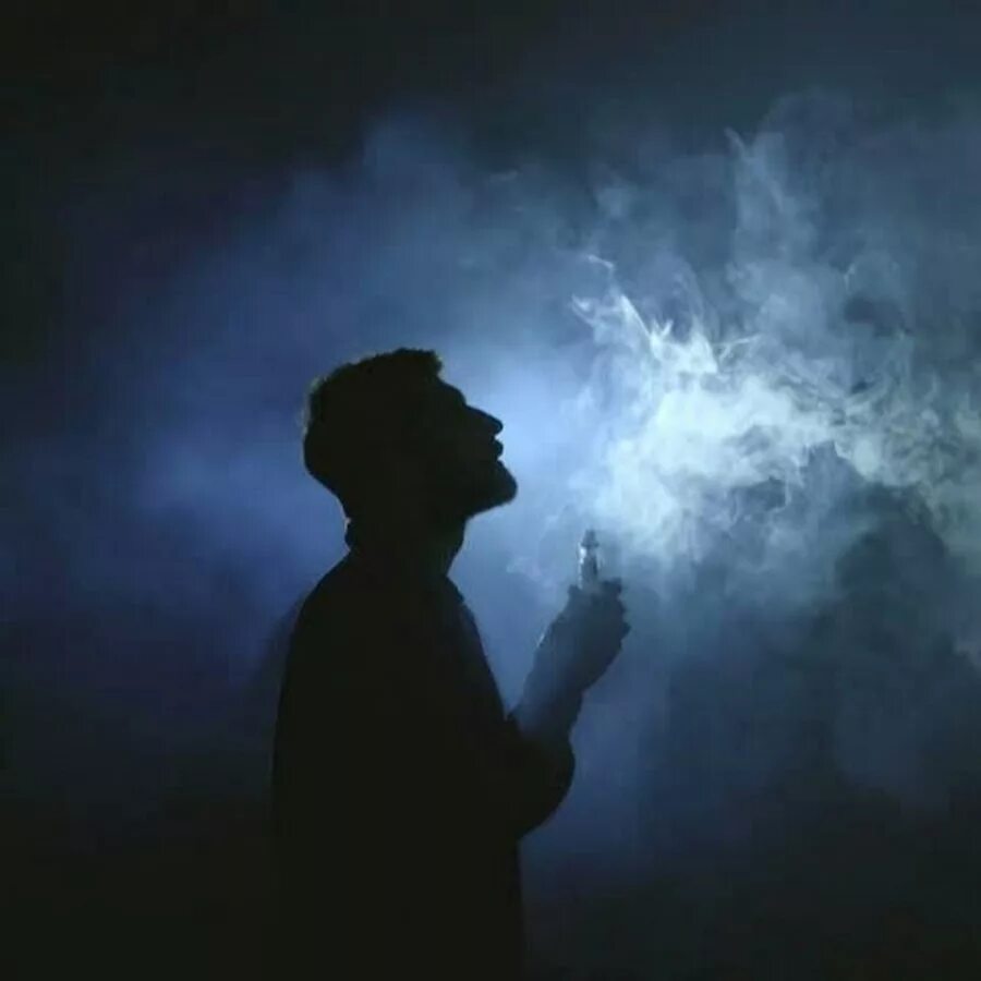 Человек в дыму. Курящий в темноте. Курящий человек в темноте. Дым. Песня дождь темнота дым