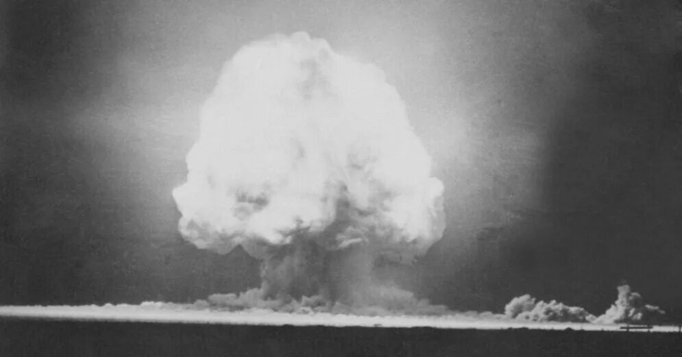 Испытание первой атомной. Испытание ядерного оружия в Нью Мексико в 1945. Лос Аламос ядерное оружие. Взрыв первой ядерной бомбы в 1945. Тринити испытание ядерного оружия.
