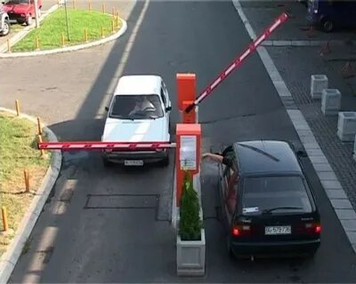 Выезд и въезд осуществляется через единственные ворота