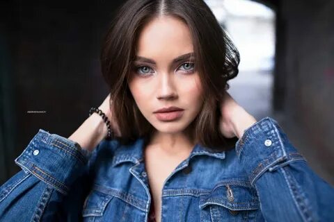 Eyes blue jeans