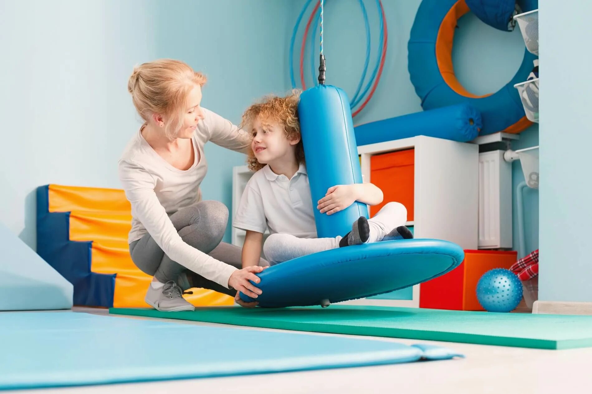 Sensory integration. Сенсорная терапия для детей. Комната сенсорной интеграции. Сенсорная интеграция для детей. Sensory integration.
